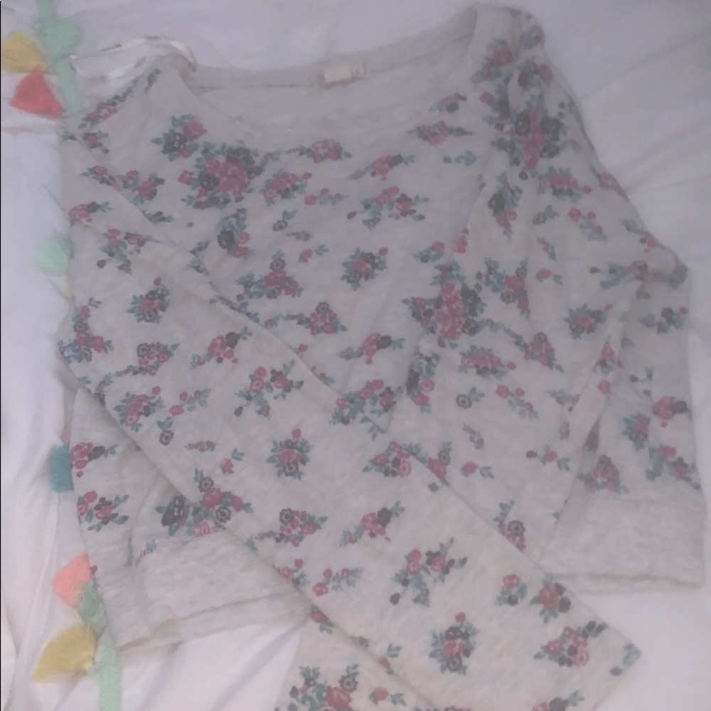Women’s flowered gray sweater